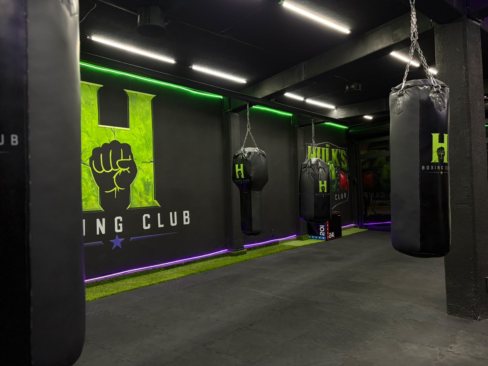 Vista del gimnasio Hulk's Boxing Club con ring y costales